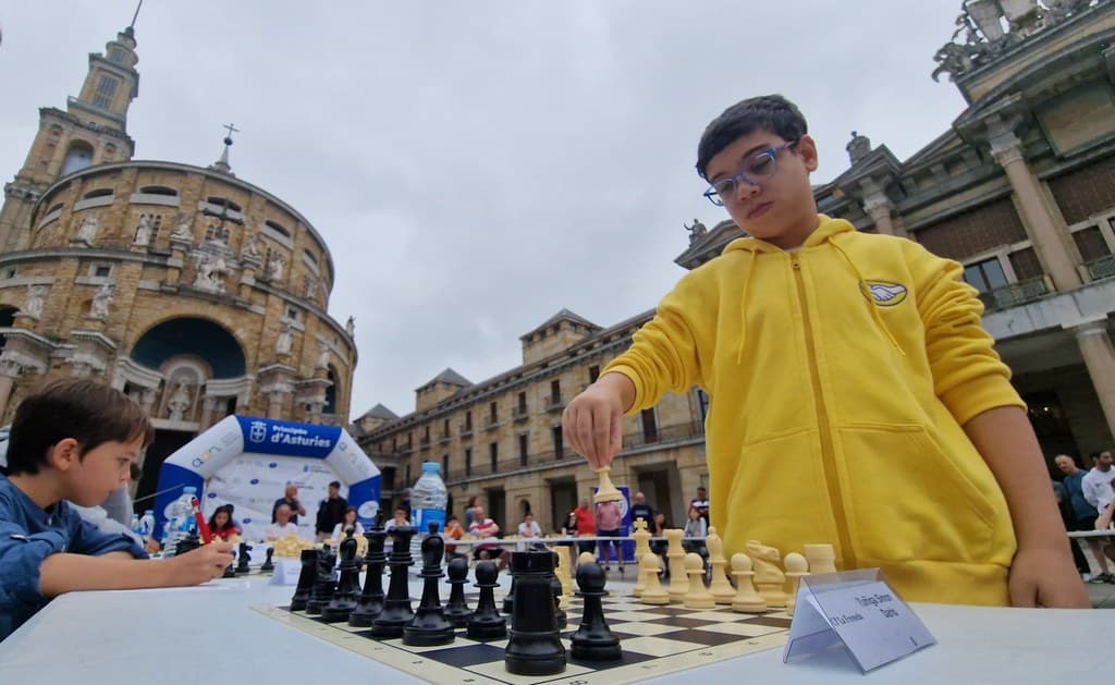 Fausti juega en simultáneo con 25 asturianos